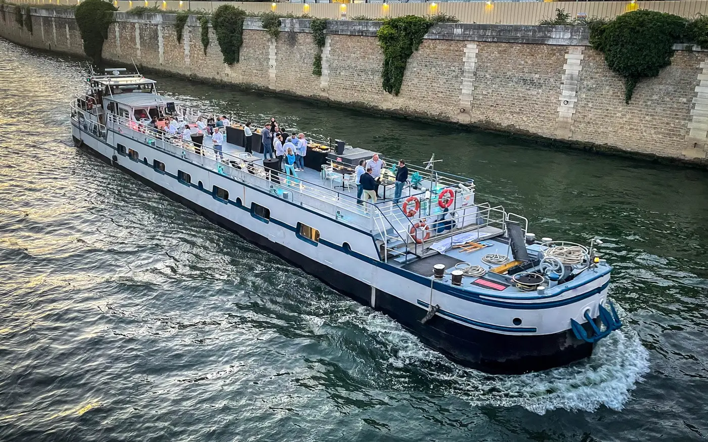 La Péniche de Sidonie, Paris