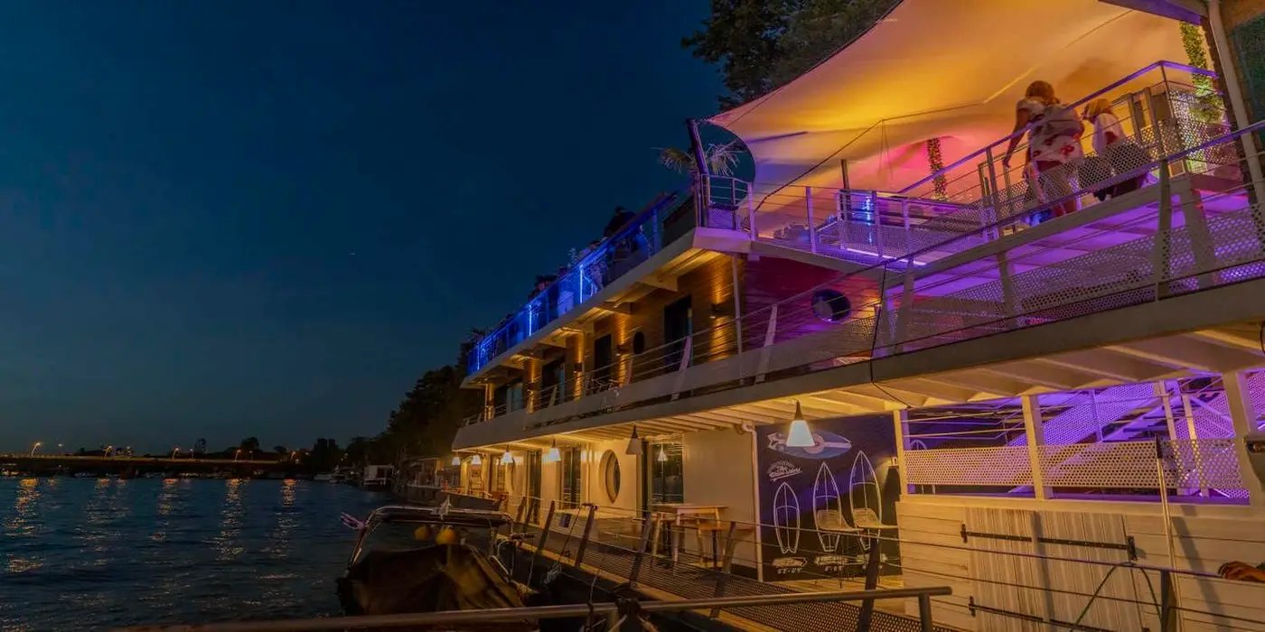 Le Reef Club, Aux portes de Paris